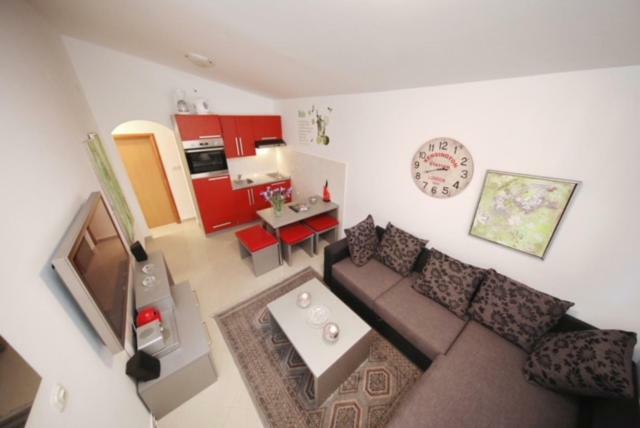 Iris Apartment *